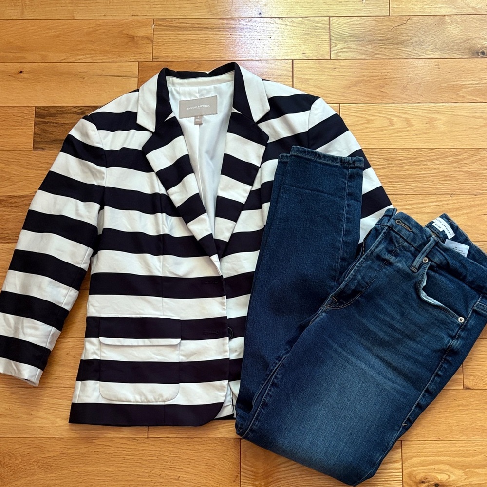 Banana Republic Navy and White Blazer ✨ Good American jeans - size 6